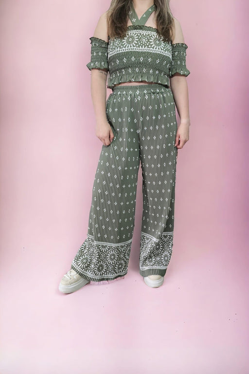 Siona set broek en top met mouwtjes en strikdetail om de nek kleur olijfgroen - Chique Design